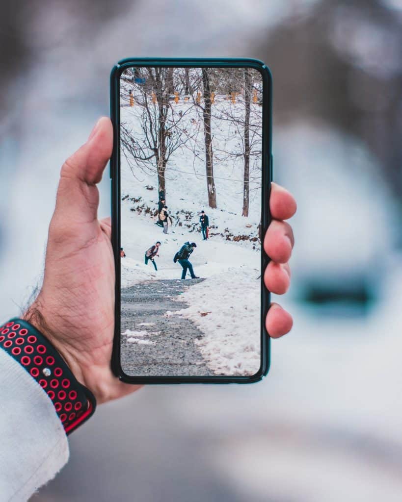 Making a personalized video ringtone by filming in the forest 