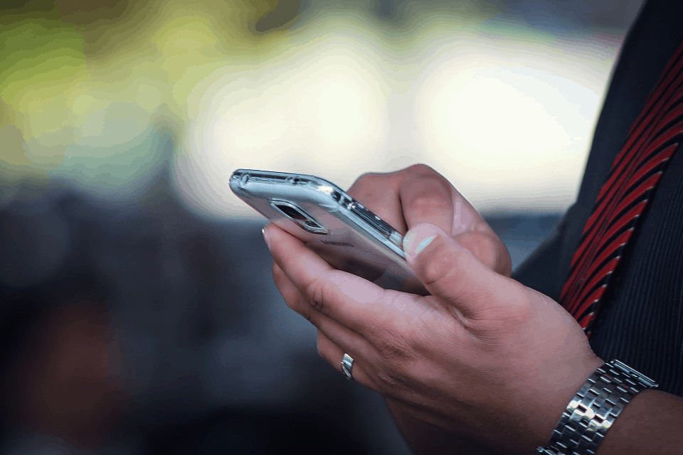 A man holding his smartphone