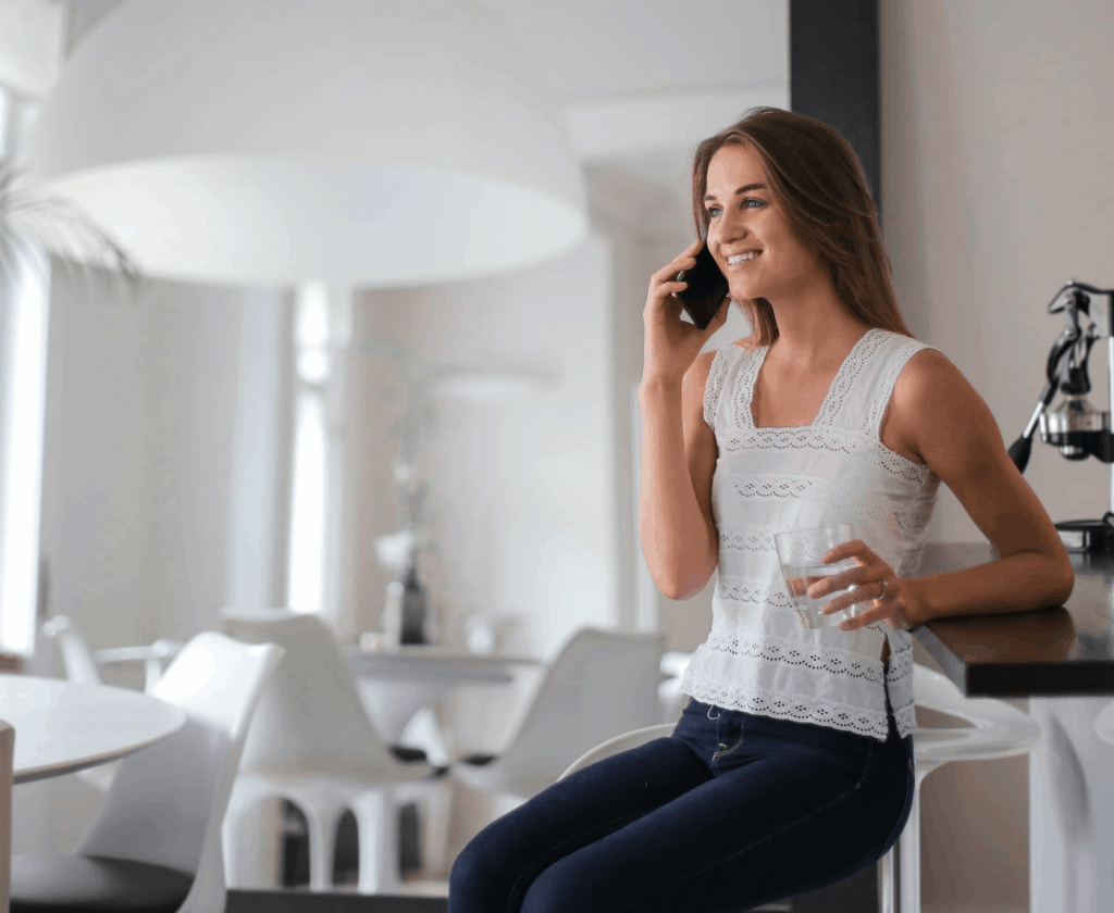 A young blonde woman speaking on the phone with the help of CallApp 